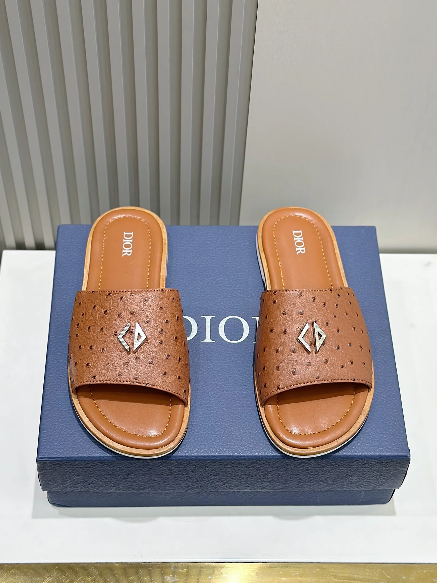 P320 [DIOR] Size 39-44 (38.45 custom-made) 2024ss Dior’s latest men’s slippers are a must-have. Dior Alias ​​Men's Genuine Leather Slippers This summer new Alias ​​sandal embodies a casual and elegant style. Carefully crafted from grained cow leather and Oblique printed fabric, with cowhide lining! Cross-strap design with metal-clad brass CD Diamond logo. The imported cowhide leather and rubber sole adds sophistication and comfort, while Oblique print-effect anti-slip panels add style.